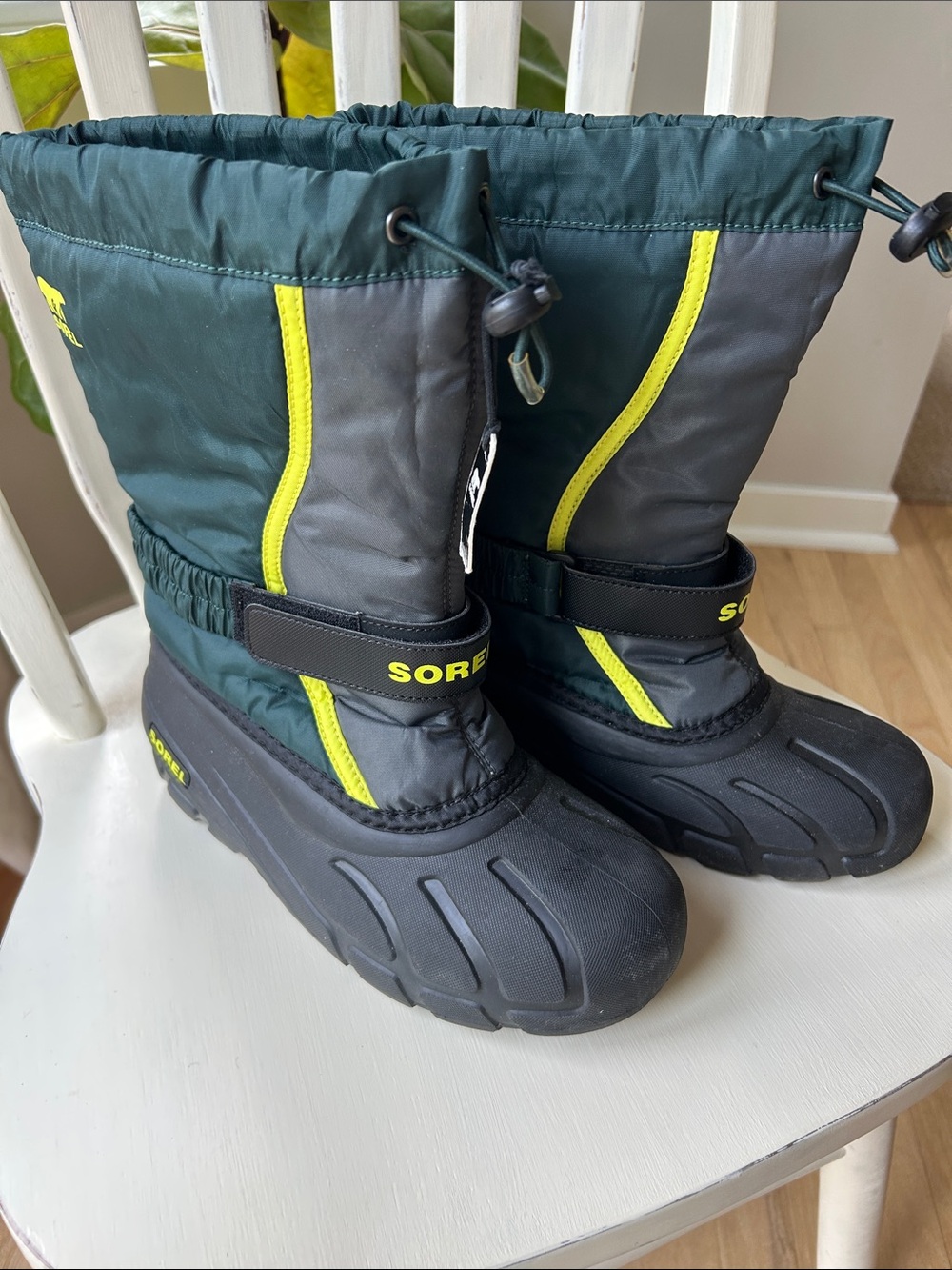 NWT Sorel Flurry Kids Winter Boots in Dark Green, Gray & Yellow, Size 6